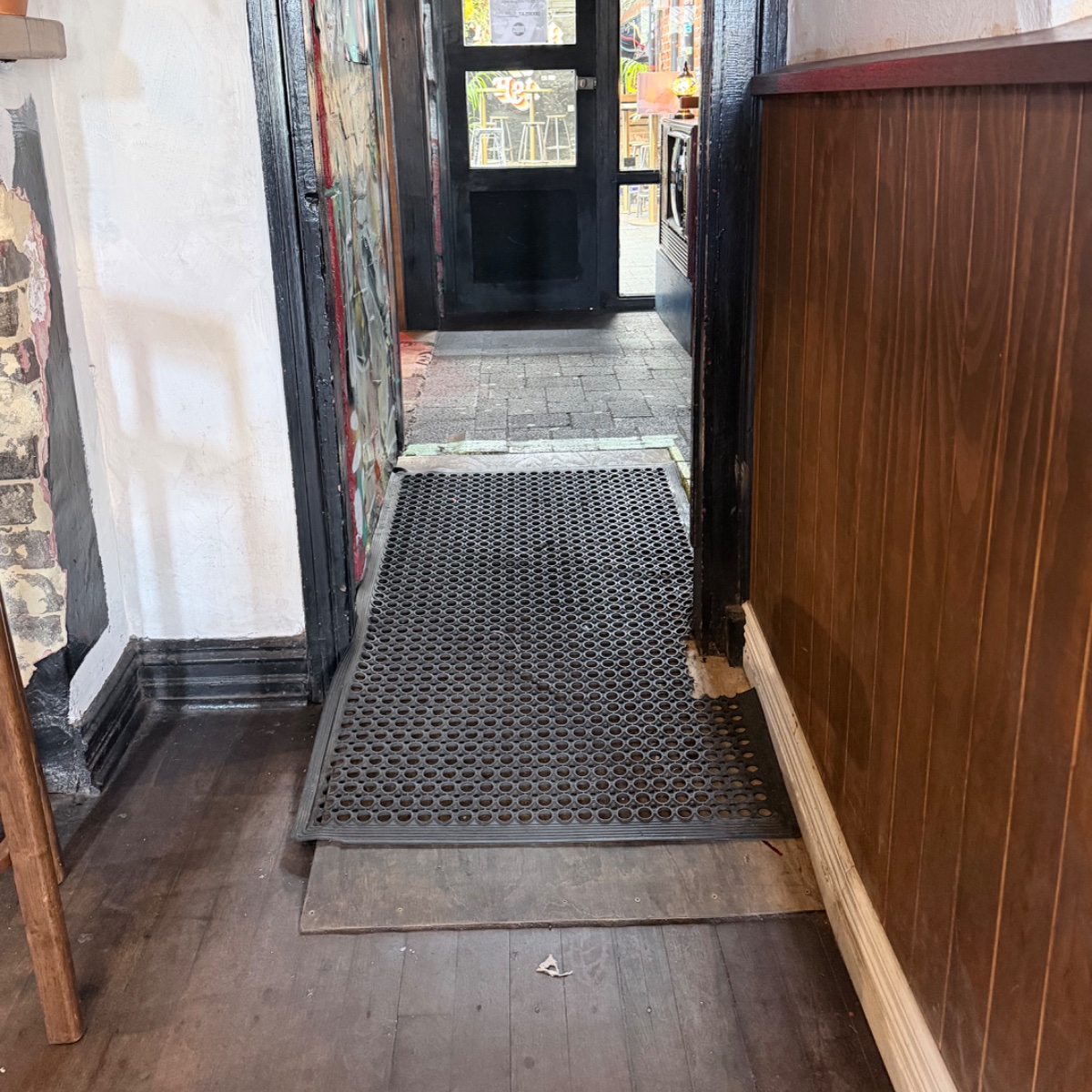Mojos Bar accessibility — photo 2